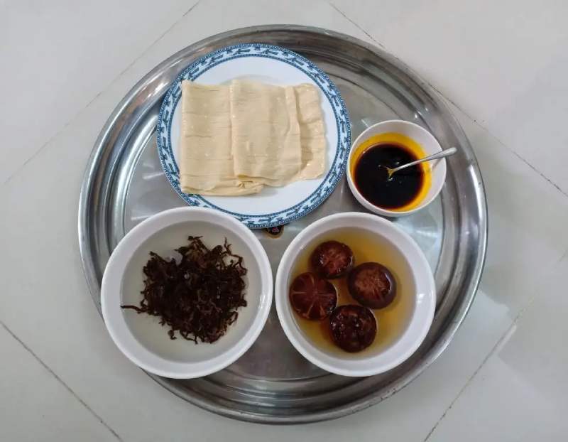 Ngâm nấm hương và nấm mèo trong nước ấm cho mềm