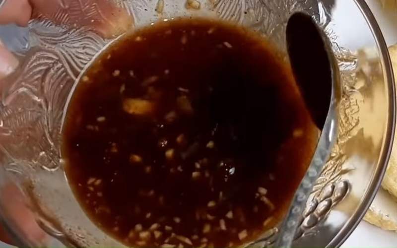 Công đoạn pha chế nước sốt ướp