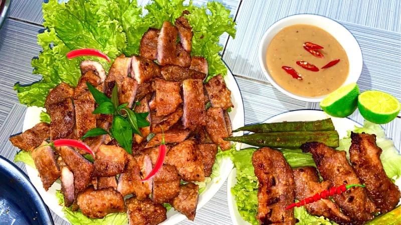 Món vú heo nướng chao hoàn chỉnh ăn kèm rau sống