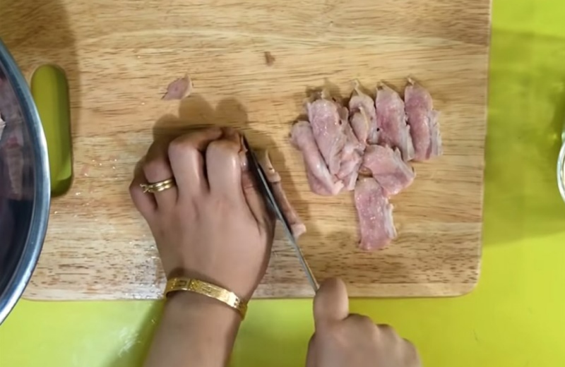 Dùng dao thái vú heo thành từng lát mỏng