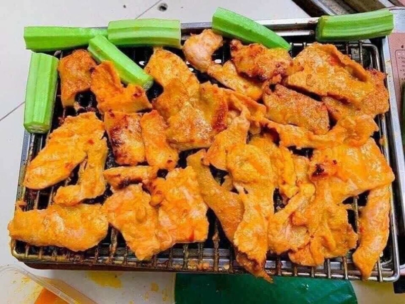 Vú heo được ướp chao và nướng trên bếp than