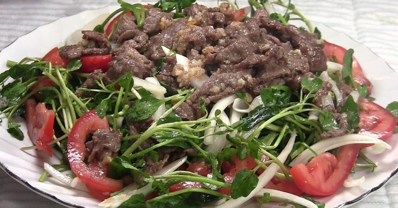 Món xà lách xoong nhật trộn thịt bò và tai heo
