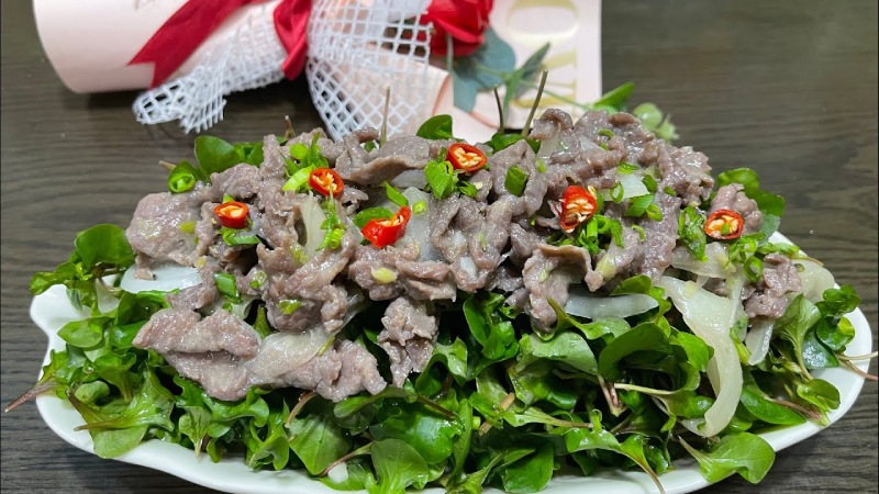 Đĩa gỏi xà lách xoong trộn thịt bò
