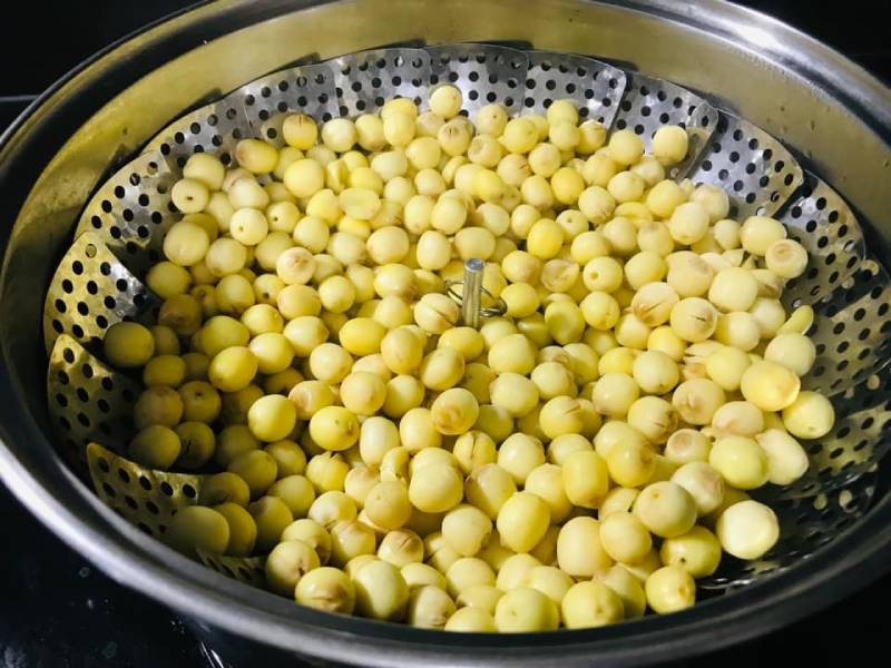 Tiến hành luộc hạt sen vừa chín tới