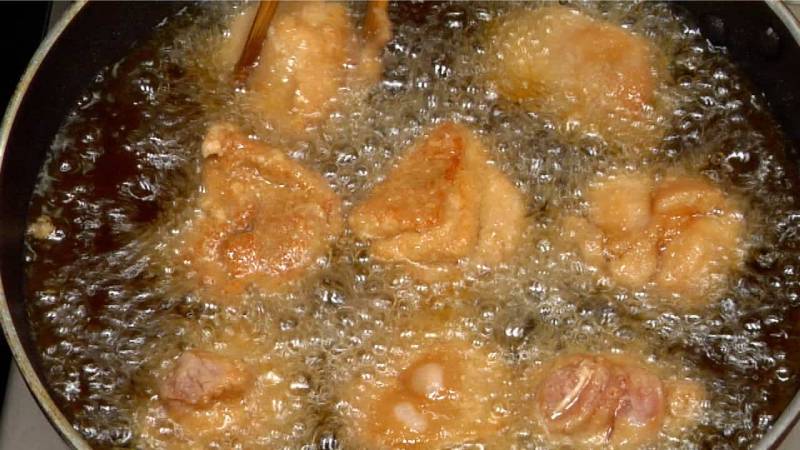 Chiên gà vàng giòn ngập dầu
