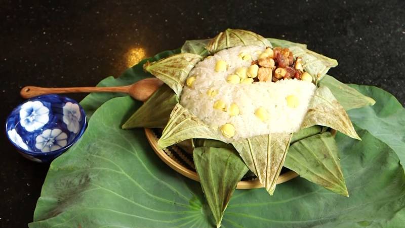 Thành phẩm món xôi gà lá sen từ gà xào