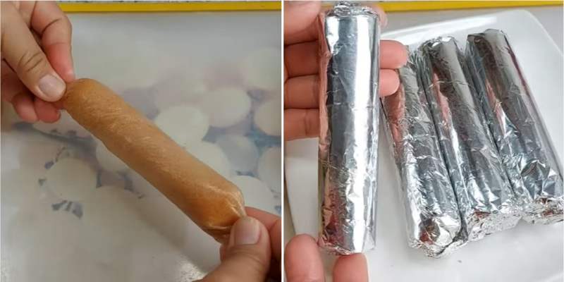Bọc xúc xích từ hem chay bằng giấy bạc