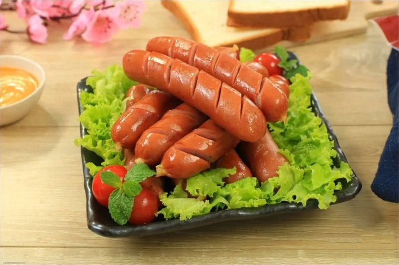 Thành phẩm xúc xích heo với lòng heo hấp dẫn