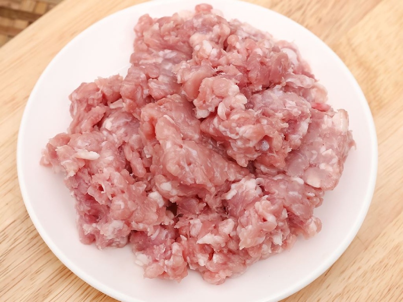 Thịt heo xay nhuyễn để làm xúc xích