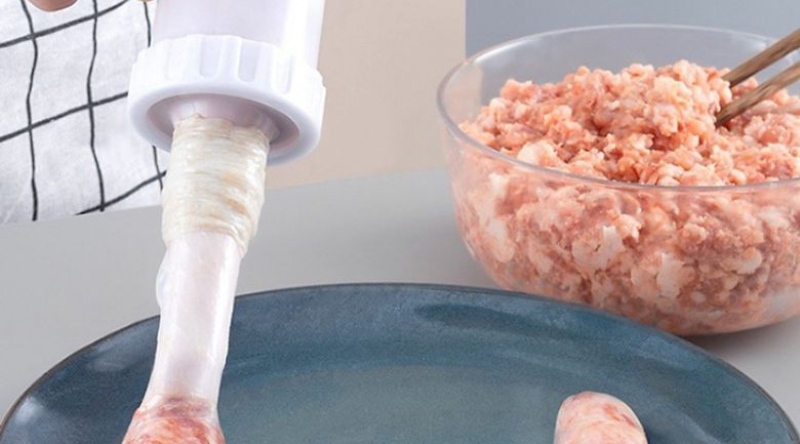 Nhồi thịt heo vào vỏ xúc xích bằng dụng cụ chuyên dụng
