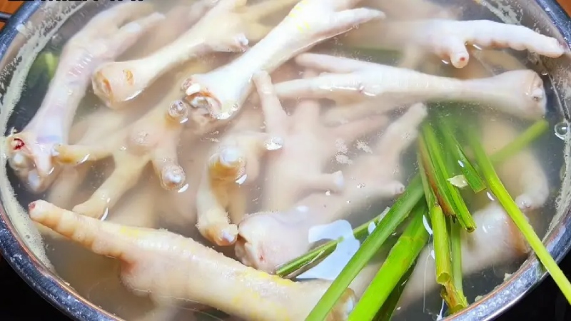 Luộc chân gà với sả