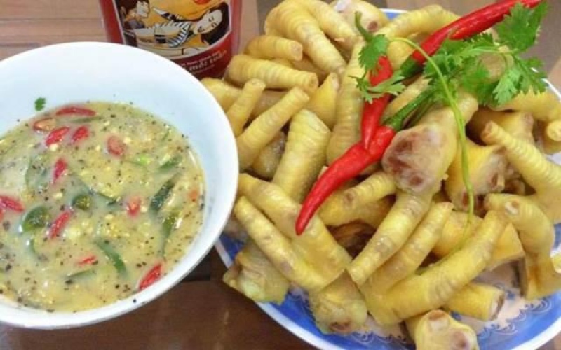 Chân gà chấm với muối chua ngọt