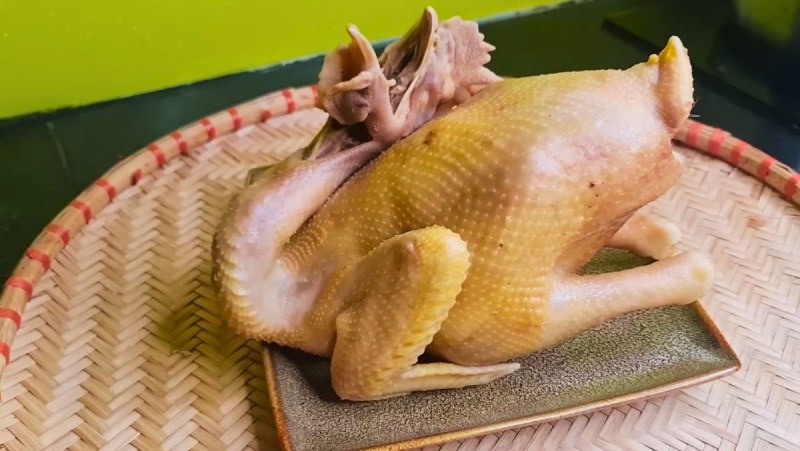 Thành phẩm gà luộc nguyên con dùng để cúng
