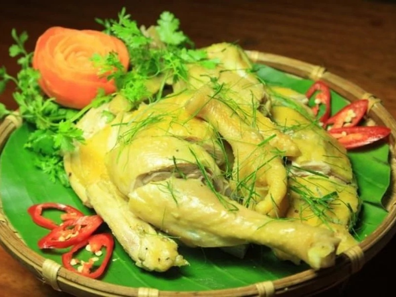 Gà luộc được chặt miếng vừa ăn
