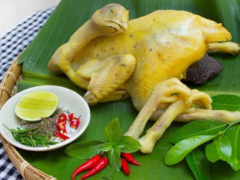 Gà luộc ăn kèm muối tiêu