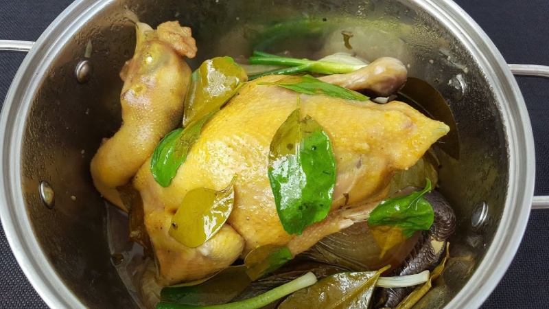 Hấp gà với lá chanh