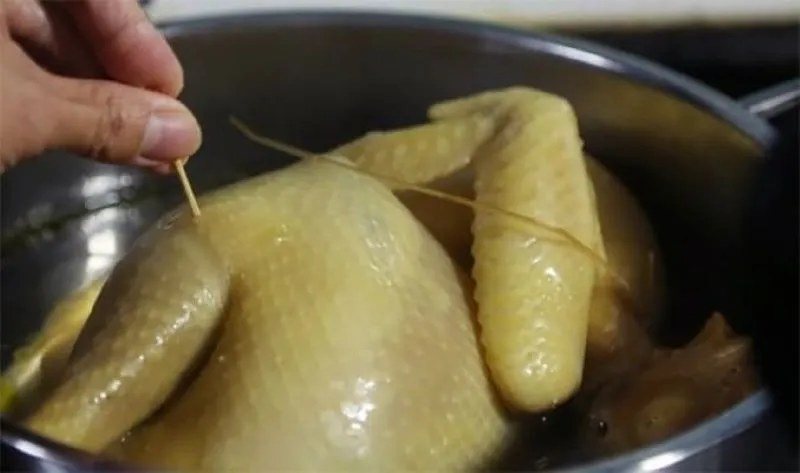 Đun nồi nước và luộc gà