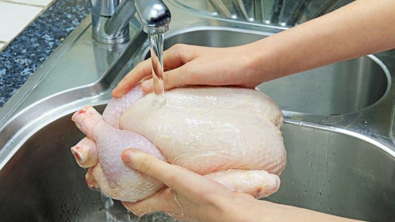 Gà ta mua về cần được làm sạch kỹ