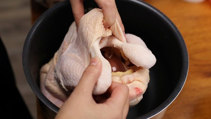 Hướng dẫn luộc gà bằng nồi cơm điện