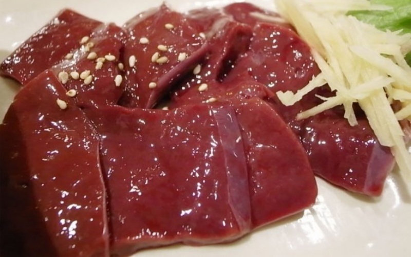 Gan bò tươi ngon có màu đỏ