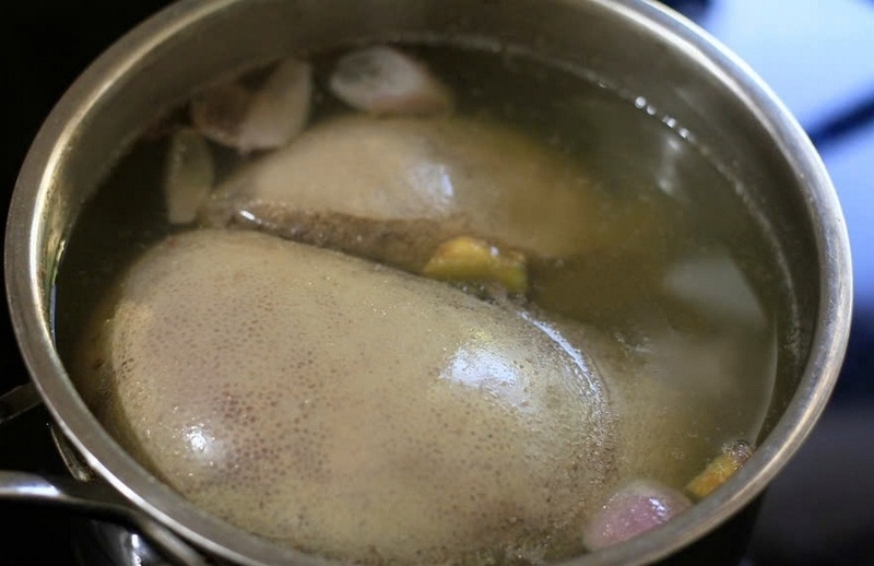 Gan bò được luộc cùng gia vị