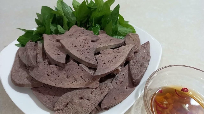 Dĩa gan heo chấm nước mắm