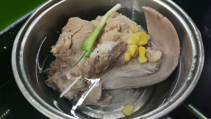 Luộc lưỡi heo với gừng, hành và gia vị giúp khử mùi và tăng hương vị.