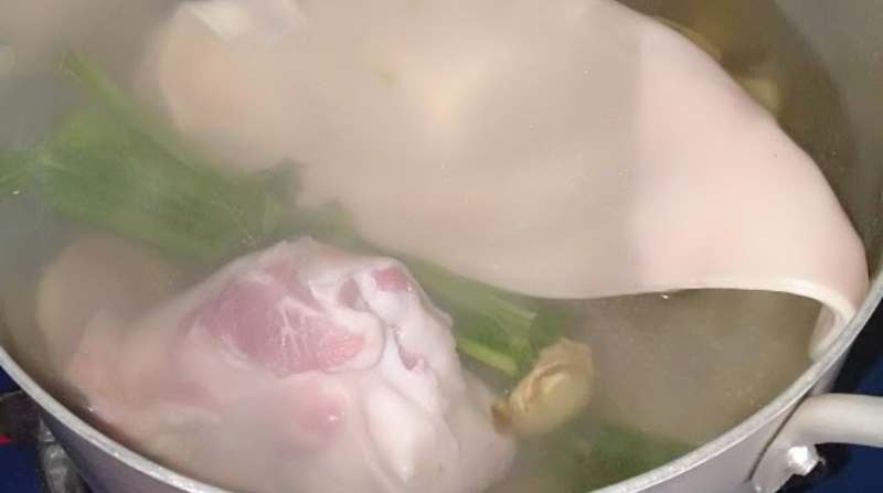 Tai heo được luộc chung với sả và gừng