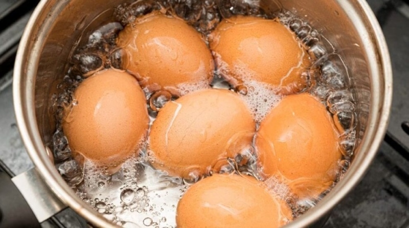 Trứng gà đang được luộc sôi trong nồi nước