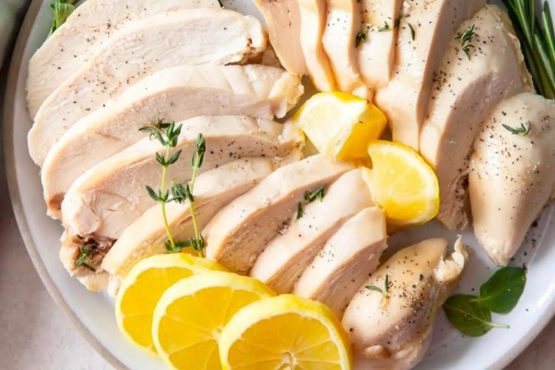Luộc ức gà bằng nồi cơm điện