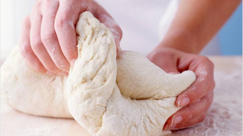 Nhồi bột kỹ để làm sợi bánh canh bột lọc mềm dẻo và dai ngon.