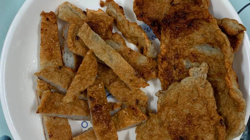  Chả chiên thơm lừng, vàng đều, dùng kèm bánh canh