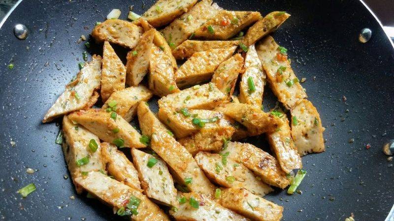 Chả chiên cắt lát xào thơm với hành lá