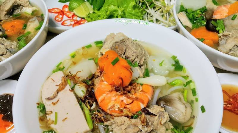  Tô bánh canh bột lọc với tôm, xương heo, giò lụa và rau ăn kèm hấp dẫn