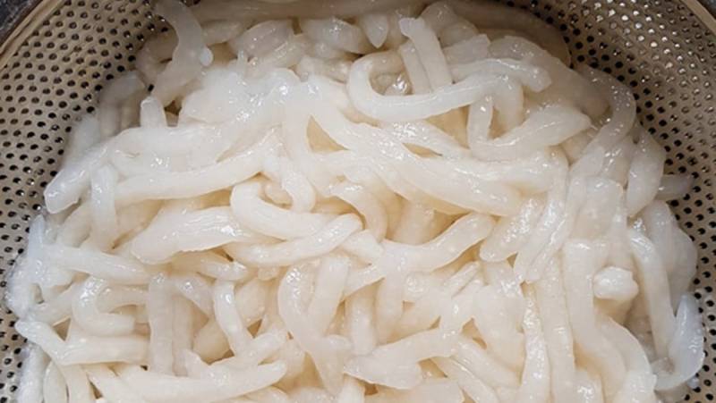 Sợi bánh canh bột lọc sau khi luộc chín, trắng trong và dai mềm tự nhiên.