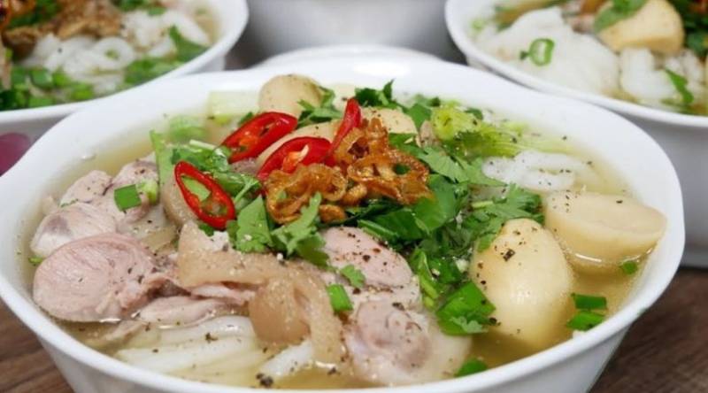 Tô bánh canh xương heo nêm tiêu đen, hành phi và ớt đỏ cay hấp dẫn.