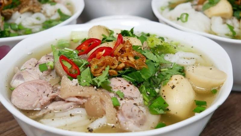 Tô bánh canh bột lọc với xương heo, bò viên, tiêu đen, hành phi và ớt tươi