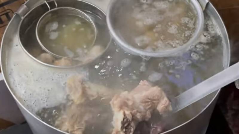 Nồi nước dùng đang hầm xương để nấu bánh canh bột lọc đậm đà