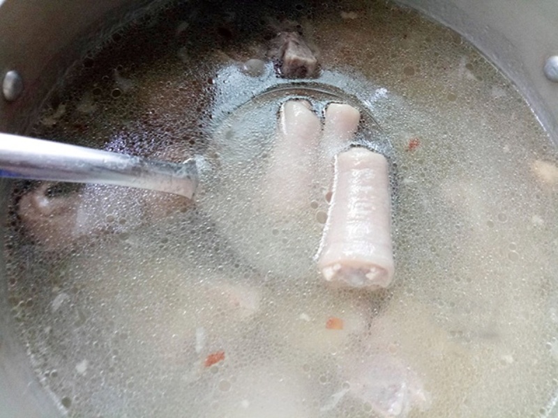 Hầm đuôi heo cho ngọt nước
