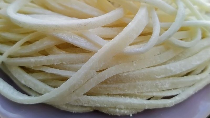 Sợi bánh canh tươi làm từ bột gạo hoặc bột năng