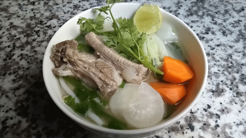 Tô bánh canh sườn heo với cà rốt, củ cải và rau thơm
