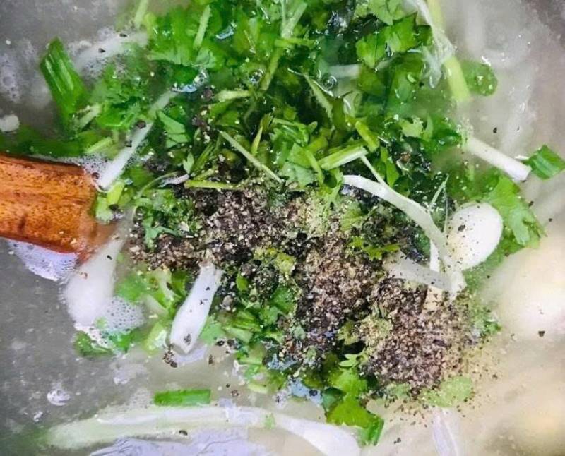 Tiến hành công đoạn nấu bánh canh thịt heo