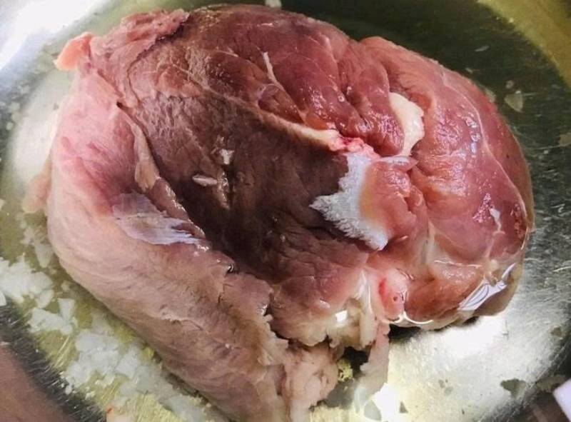 Rửa sạch thịt heo với nước muối