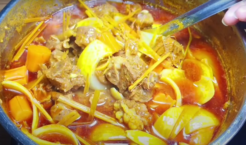 Thêm rau củ vào bò kho