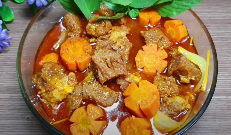 Múc bò kho ra tô