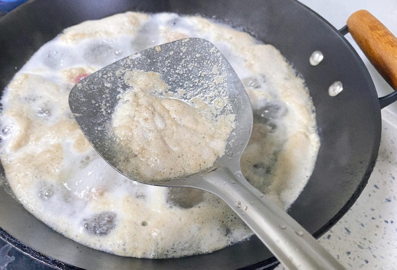 Vớt sạch lớp bọt