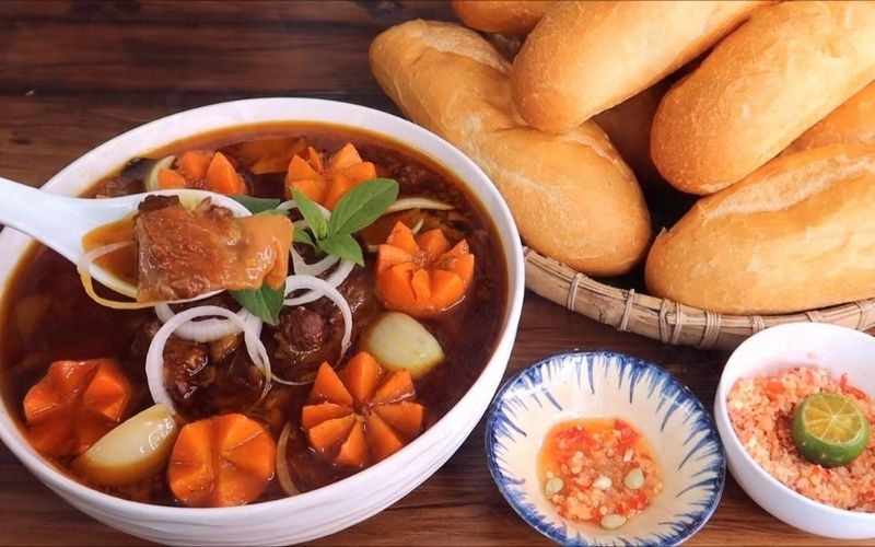 Tô bò kho ăn kèm bánh mì