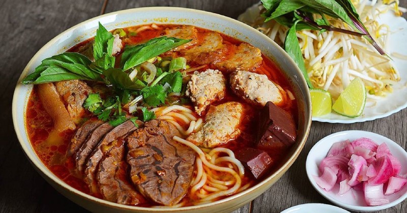 Tô bún bò Huế đậm vị