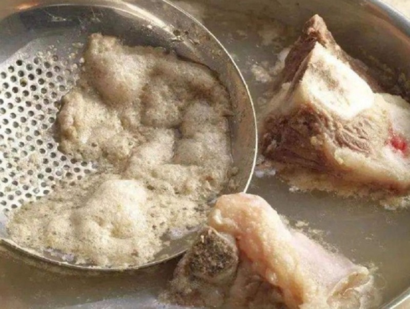 Vớt bọt khi ninh xương