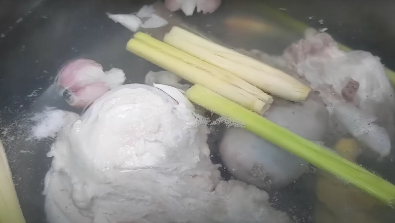 Nầm xương trong nồi